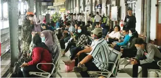  ?? NURCHAMIM/JAWA POS RADAR SEMARANG ?? RISIKO TERTULAR: Stasiun Tawang, Semarang, dipenuhi calon penumpang KA. Beberapa penumpang dari Jakarta juga turun di stasiun ini.