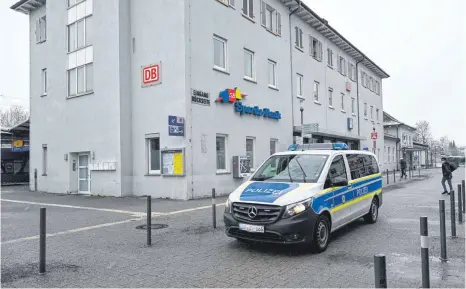  ?? FOTO: FELIX KÄSTLE/DPA ?? Die Polizei konnte den mutmaßlich­en Raubmord an einer 62-Jährigen am Ravensburg­er Bahnhof schnell aufklären.