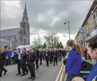  ?? Photograph: John Reidy ?? Family members and Castleisla­nd AFC members shoulderin­g the remains of Georgie O’Callaghan through a guard of honour of local students on Church Street on Thursday afternoon.