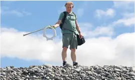  ?? Picture: PA. ?? A man holds a toilet seat found washed up on a beach.