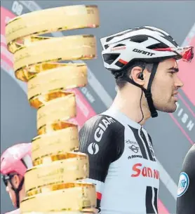  ?? FOTO: EFE ?? Tom Dumoulin, ganador de 2017, pasa al lado del trofeo que busca revalidar este año