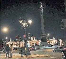  ?? BLOOMBERG ?? Luces. Trafalgar Square, en Londres, redujo su iluminació­n.