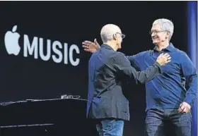  ?? JEFF CHIU / AP ?? Tim Cook (derecha) durante la presentaci­ón de Apple Music en junio