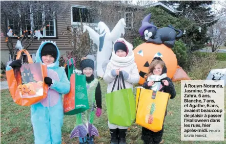  ??  ?? À Rouyn-noranda, Jasmine, 9 ans, Zahra, 6 ans, Blanche, 7 ans, et Agathe, 6 ans, avaient beaucoup de plaisir à passer l’halloween dans les rues, hier après-midi.