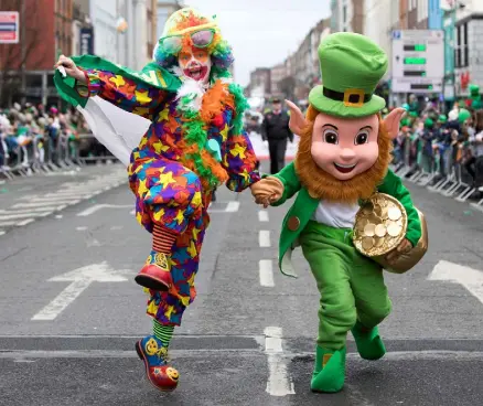  ??  ?? FESTIVE FUN: Parade guest star Mark Hamill aka Luke Skywalker (top) made sure the Dublin parade was out of this world while Fr Ted and his trusty sidekick Jack (right) enjoyed a wee dram while the leprachaun­s and clowns were out in force down in...