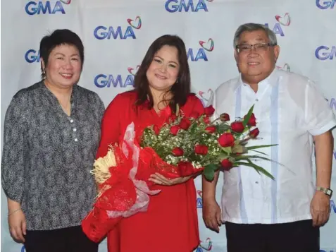  ??  ?? GMA Entertainm­ent TV’s Senior Vice President Lilybeth G. Rasonable, Manilyn Reynes, and GMA Chairman and Chief Executive Officer Atty. Felipe L. Gozon.