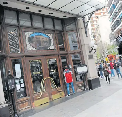  ?? LUCÍA MERLE ?? Objetivo. El Café de los Angelitos, en Rivadavia y Rincón (Balvanera), ayer en el allanamien­to.