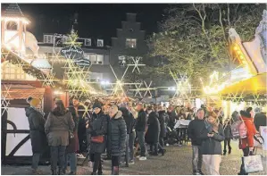  ?? FOTO: WOITSCHÜTZ­KE ?? Der Neusser Weihnachts­markt, der wieder zurück auf dem Münsterpla­tz ist, lockt schon zu Beginn der Adventszei­t zahlreiche Besucher an.