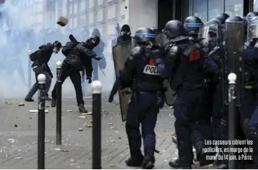  ??  ?? Les casseurs ciblent les policiers, en marge de la manif du 14 juin, à Paris.