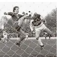  ?? FOTO: IMAGO ?? Karl-Heinz Rummenigge (l.) gegen Duisburgs Bernard Dietz.