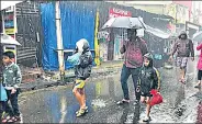  ?? HT ACHIVES ?? People use umbrellas and raincoats to protect themselves from rain in Mahabalesh­war on August 16, 2018.