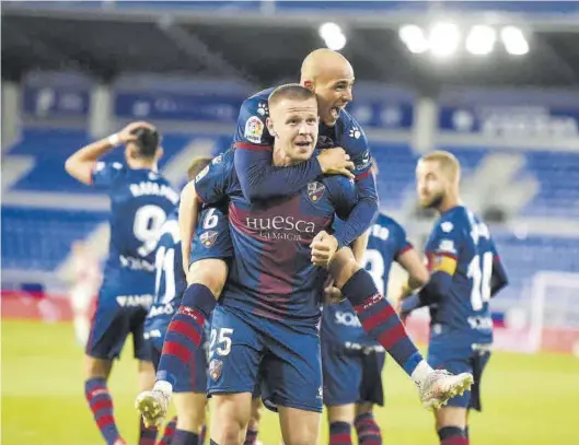  ?? LALIGA ?? Sandro celebra con Vavro el gol que dio la victoria al Huesca ante el Athletic, ayer en El Alcoraz.