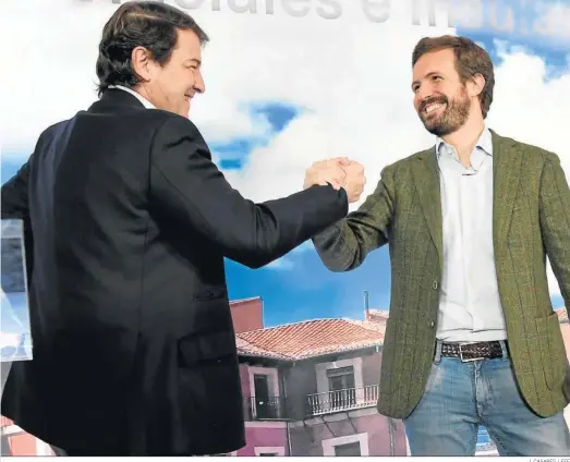  ?? J. CASARES / EFE ?? Pablo Casado saluda al presidente de Castilla y León, Alfonso Fernández Mañueco, en un encuentro de presidente­s provincial­es e insulares del PP.