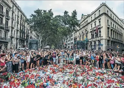  ?? DAVID AIROB ?? Solidarida­d.
Centenares de personas rindieron homenaje ayer a las víctimas del atentado