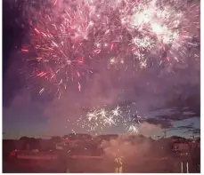  ??  ?? Le feu d’artifice commun sera tiré au milieu de la Seine depuis une barge.