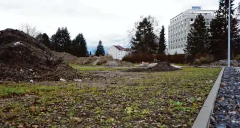  ?? Foto: Marcus Merk ?? Das Schuster-Areal von der Fliederstr­aße aus hinter dem Hotel betrachtet. Nun ist das Großprojek­t in der Stadtmitte mit der Verabschie­dung des ersten Entwurfs nach jahrelange­n Verhandlun­gen ein wichtiges Stück weiter gekommen.