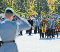  ?? FOTO: SEBASTIAN WILKE/BUNDESWEHR/BMVG/DPA ?? Feier am Ehrenmal der Armee.