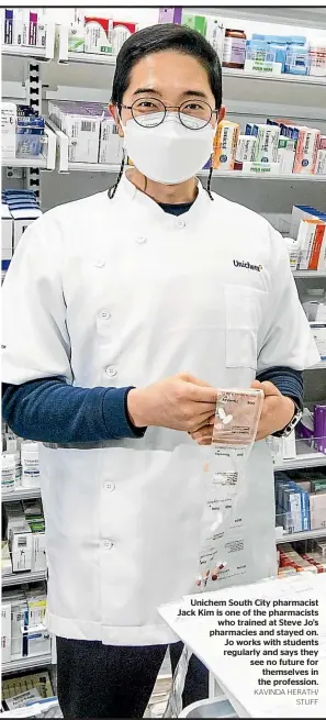  ?? KAVINDA HERATH/ STUFF ?? Unichem South City pharmacist Jack Kim is one of the pharmacist­s who trained at Steve Jo’s pharmacies and stayed on. Jo works with students regularly and says they see no future for themselves in the profession.