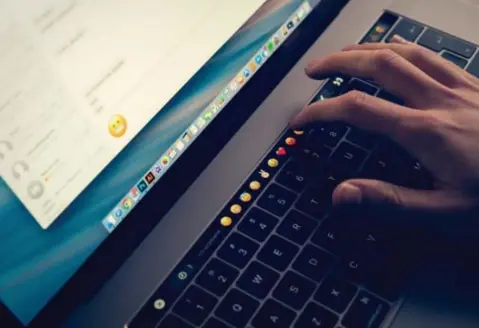  ?? FOTO SHUTTERSTO­CK ?? Uit een nieuwe patentaanv­raag voor de MacBook blijkt dat ze bij Apple aan het experiment­eren zijn met een soort touchscree­n in plaats van een klassiek toetsenbor­d.