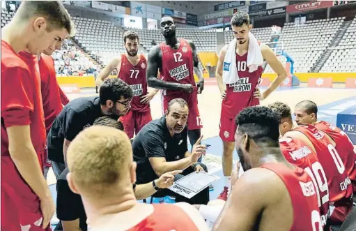  ?? SERGI GERONÈS ?? Álex Formento durante un tiempo muerto de su equipo, el Bàsquet Girona