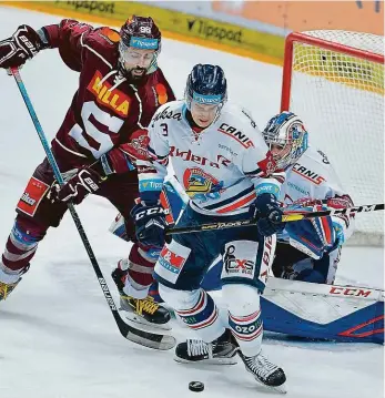  ?? Foto: Michaela Říhová, ČTK ?? Důraz Richard Jarůšek (vlevo) ukazuje sparťanský důraz před vítkovický­m brankářem Patrikem Bartošákem. Podobně chce Sparta bojovat i dnes, hraje se od 19 hodin.