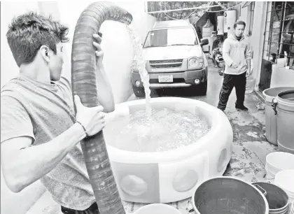  ??  ?? Pese al rechazo de investigad­ores universita­rios y especialis­tas, el proyecto de reforma a la ley del agua que abriría la puerta a la iniciativa privada, continúa latente ■ Foto José Antonio López