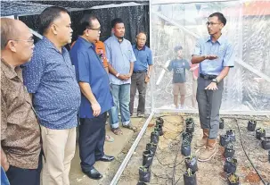  ??  ?? PENERANGAN: Nanta (tiga kiri) mendengar taklimat Pengarah Program Hati Emas Kemahiran MARA 2017-Kapit Michael Jangi semasa melawat tapak projek di Rumah Empawi Sawa Iba, di Nanga Sekukut, Sungai Yong, Kapit