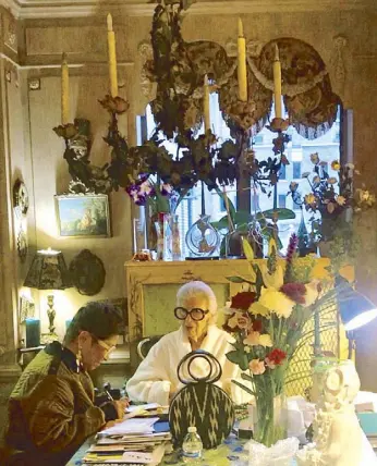  ??  ?? The author Susan Joven interviewi­ng Iris Apfel in her Park Avenue apartment