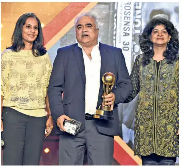  ?? K. R. DEEPAK ?? Veteran badminton coach
Uday Pawar being honoured with the Best Talent Mentor Award by former badminton star and jury member, Aparna Popat, and Nandini Dias, CEO Lodestar UM, at the Sportstar Aces Awards in Mumbai.