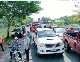  ?? FOTO: CORTESÍA TV CANAL 24 ?? 1 (1) Productore­s de leche en Olancho mantuviero­n tomadas por varias horas las entradas a las procesador­as.