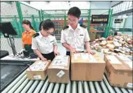  ?? LYV BIN / FOR CHINA DAILY ?? Customs officials in Yiwu, Zhejiang province, inspect e-commerce parcels from South Korea.