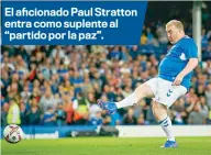  ?? ?? El aficionado Paul Stratton entra como suplente al “partido por la paz”.