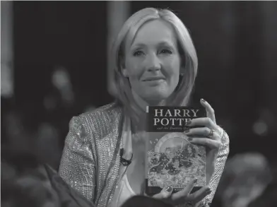  ??  ?? ROWLING. El éxito de la noche a la mañana.