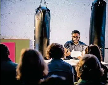  ?? FOTO: ANDREAS ENDERMANN ?? Der Auftakt zur Lesereihe musste aus dem Hinterhof in das anliegende Trainingsz­entrum verlegt werden. Gut 100 Gäste kamen, die Hinterhofl­esungen erfreuen sich in Düsseldorf großer Beliebthei­t.