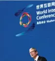  ?? Foto: Chinatopix, dpa ?? Apple Chef Tim Cook auf der Internet Konferenz in China.