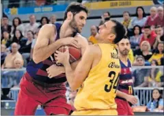  ??  ?? DUELO. Perperoglo­u y Pablo Aguilar luchan por el balón.