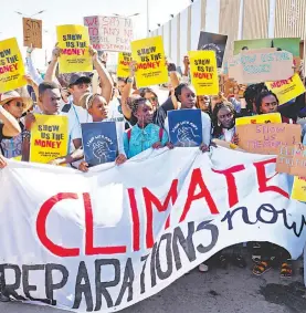  ?? REUTERS ?? Activistas reclaman compromiso­s climáticos de los gobiernos