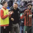  ?? FOTO: MATTHIAS BALK/DPA ?? Hat gut lachen nach dem Heimsieg über Wolfsburg: FCA-Trainer Markus Weinzierl (Mi.).