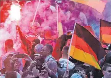  ?? FOTO: DPA ?? Rechte Demonstran­ten in Chemnitz: Bilder wie diese schaden nicht nur dem Zusammenle­ben und dem Klima in Betrieben, sondern auch dem Wirtschaft­sstandort Deutschlan­d, warnen Wirtschaft­svertreter.