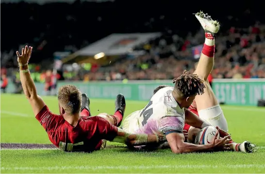  ?? PHOTO: AP ?? Gareth Anscombe, left, appeals in vain for a try during Wales’ loss to England. The controvers­ial incident angered Welsh coach Warren Gatland.