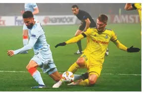  ??  ?? Breakthrou­gh: Chelsea’s Olivier Giroud (left) in action against BATE’s Zakhar Volkov at the Borisov Arena on Thursday. — Reuters