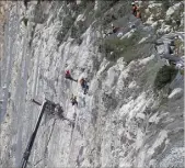  ??  ?? Des experts ont dû s’assurer que la falaise ne présentait pas de danger avant de donner le feu vert aux secours. (Photos Jean-François Ottonello)