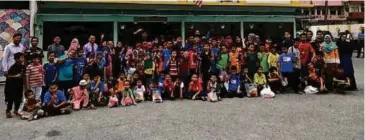  ??  ?? BERGAMBAR kenangan bersama kanak-kanak sekolah.