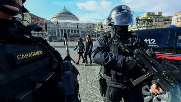  ??  ?? In campo I carabinier­i in assetto antiterror­ismo a presidio di piazze e strade di Napoli