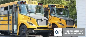  ??  ?? Les deux autobus sont prêts à rouler pour la rentrée des classes. - Acadie Nouvelle: Simon Delattre