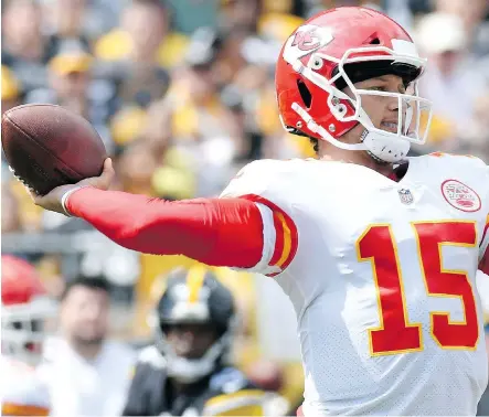  ?? DON WRIGHT/THE ASSOCIATED PRESS ?? Kansas City Chiefs quarterbac­k Patrick Mahomes was operating on all cylinders Sunday with a franchise-tying six touchdown passes in a decisive 42-37 victory over the Pittsburgh Steelers in Pittsburgh.