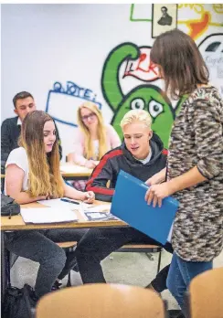  ?? RP-FOTO: ANNE ORTHEN ?? Kim und Glenn (v.l.) sind davon überzeugt, dass in einem neunjährig­en System besser auf den Einzelnen eingegange­n wird.