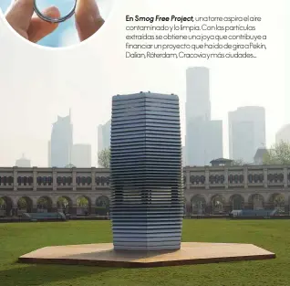  ??  ?? En Smog Free Project, una torre aspira el aire contaminad­o y lo limpia. Con las partículas extraídas se obtiene una joya que contribuye a financiar un proyecto que ha ido de gira a Pekín, Dalian, Róterdam, Cracovia y más ciudades...