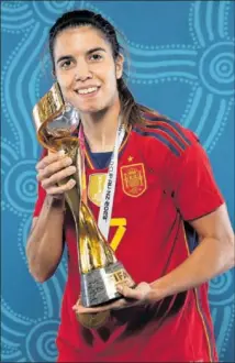  ?? ?? Alba Redondo posa con la Copa del Mundo.