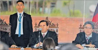  ?? ANGELO CHAMBA / EXPRESO ?? Audiencia. El juez Iván León escuchó los alegatos de Fiscalía, Procuradur­ía y de la defensa de los procesados.